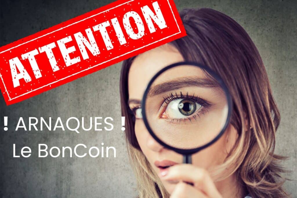 une femme tient une loupe devant son oeil agrandi pour l'article arnaque bon coin