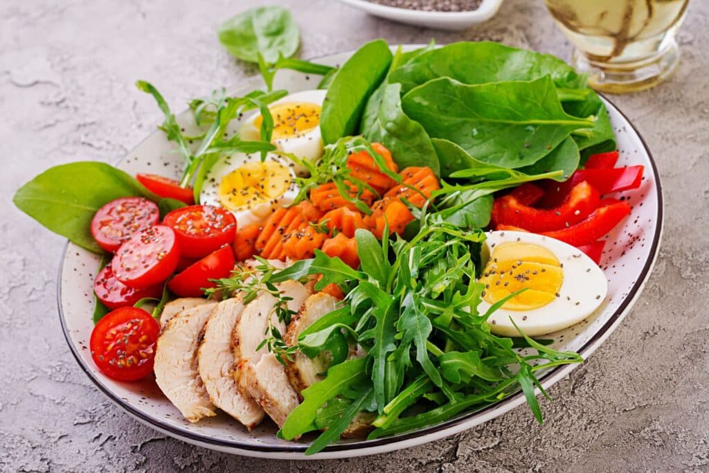 plat de salade au poulet et oeuf pour régime keto