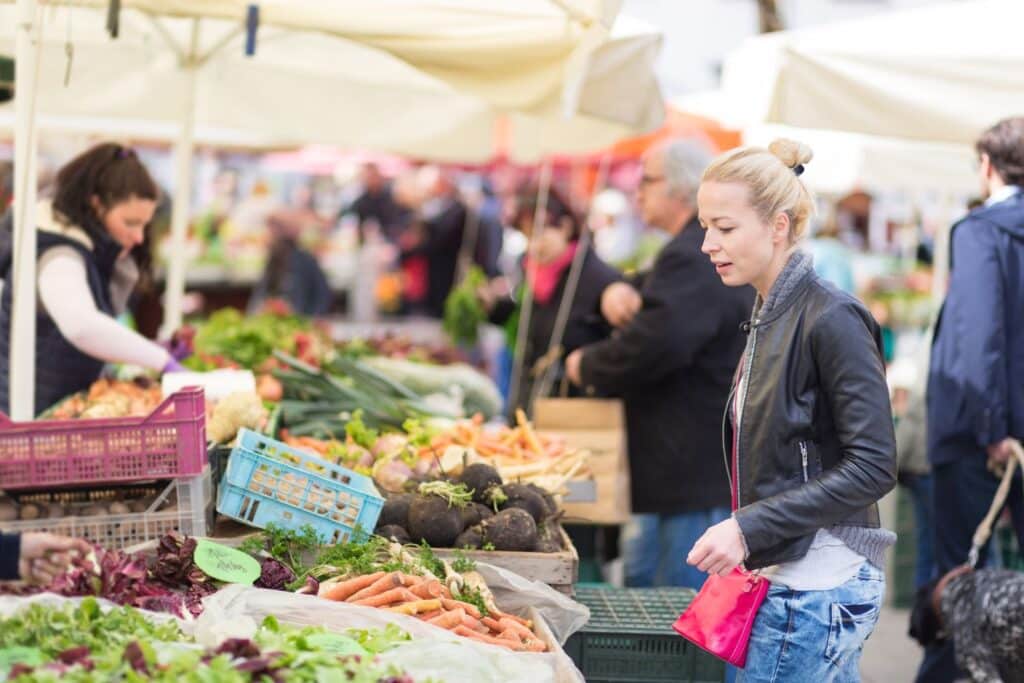 une femme dans un marché local où trouver des aliments pour régime kéto